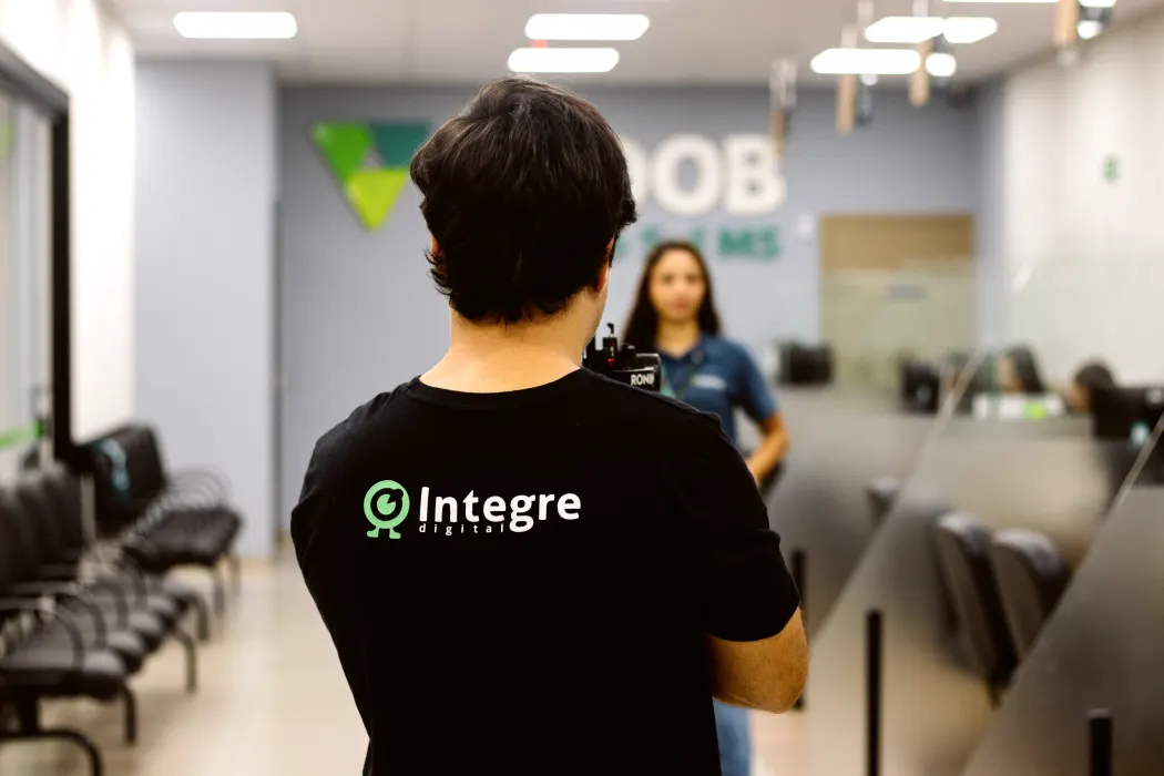 Profissional da Integre durante uma produção audiovisual