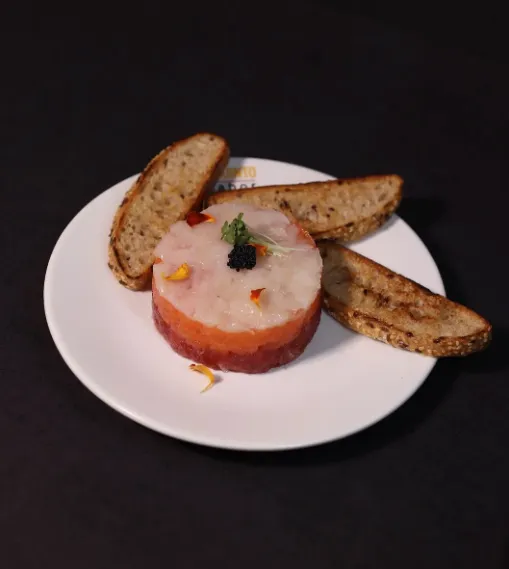 Fotografia gastronômica de tartare com torradas produzida pela Integre